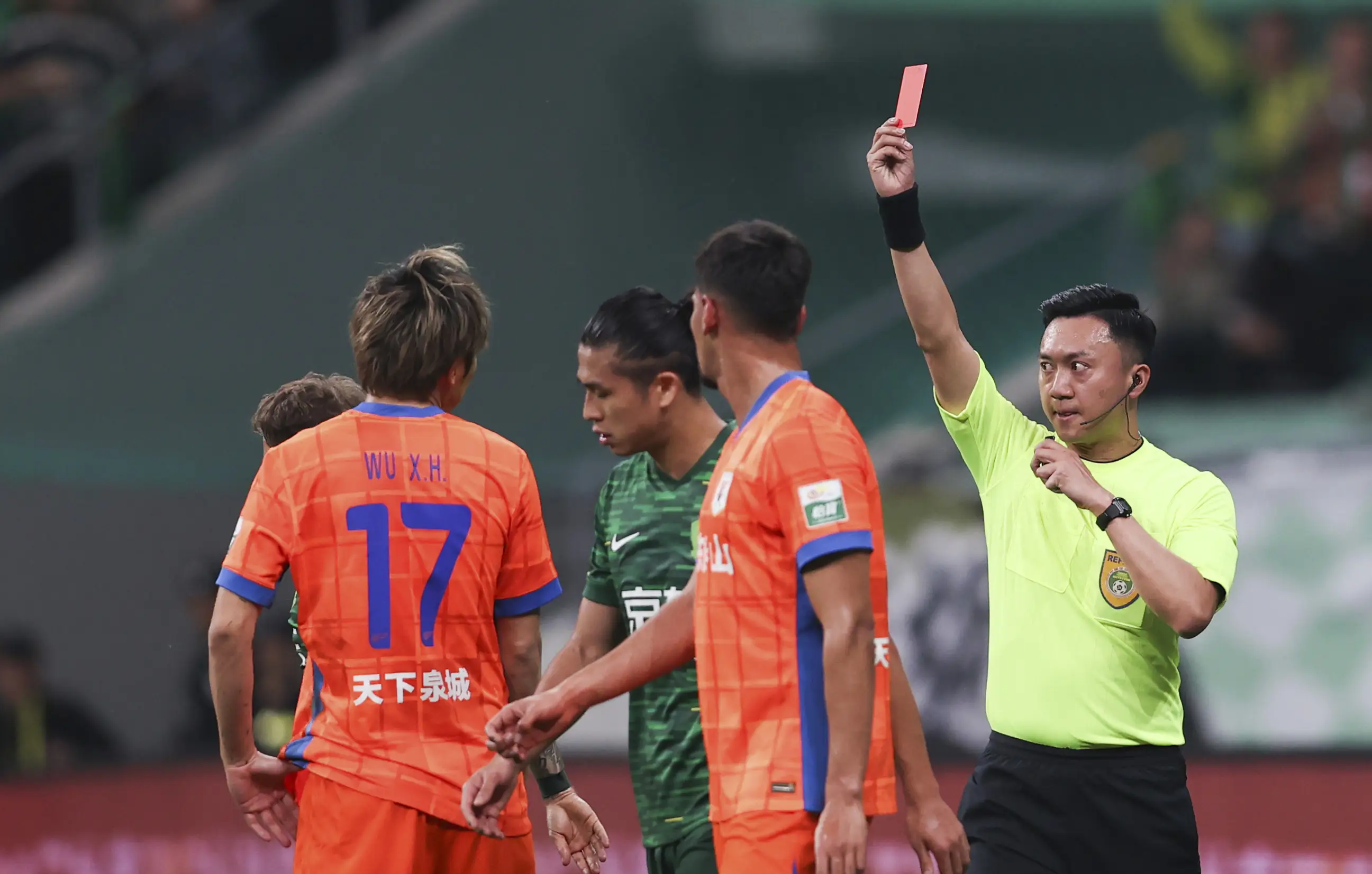 关于山东泰山围绕中超官宣签约法兰克福主帅复盘备战欧篮联，这操作让人直呼：清晨勒沃库森备战欧联的信息